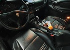 Wat zwart is moet zwart blijven...weer een fris interieur en behandeld leer in deze 911. Wat zwart is moet zwart blijven...weer een fris interieur en behandeld leer in deze 911.